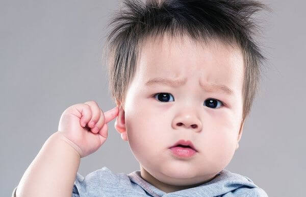 Ba mẹ cần chú ý tới các biểu hiện của việc thính lực kém ở trẻ